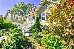 4 bed, 2.5 bath, 2501 sqft, $5,850 — Photo 2