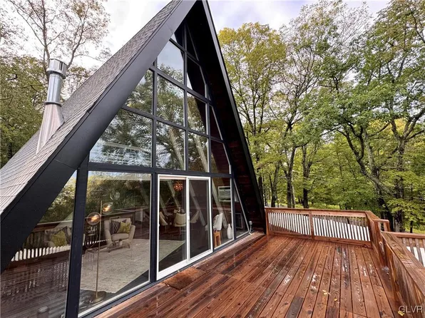 2105 Lakeview Rd, Bushkill, PA 18324