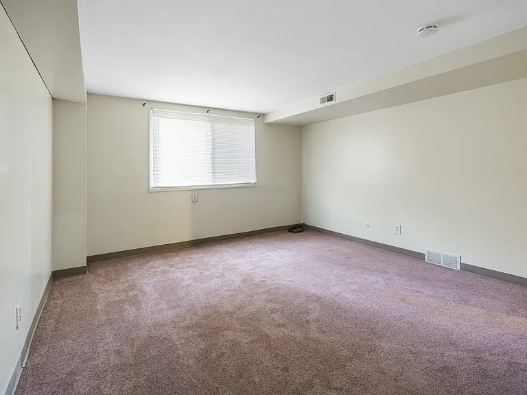 Greenwich Manor Apartments — Photo 26