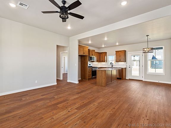 4th image of 26025 E 731st Dr