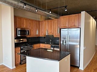 5th image of 900 N Kingsbury St APT 1004