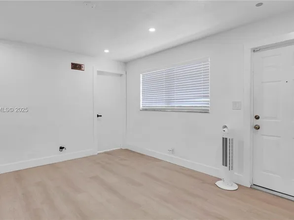 32 SW 9th St, Hallandale, FL