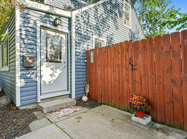 51 W Harry Ave, Hazel Park, MI 48030