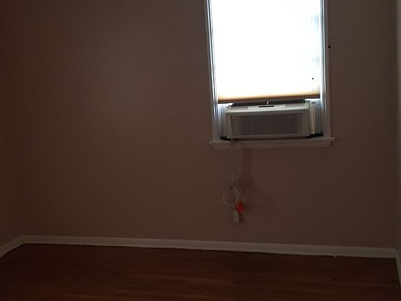 First bedroom w/ceiling fan and air condtioner
