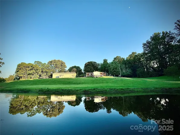 520 Loop Rd, Hendersonville, NC 28792