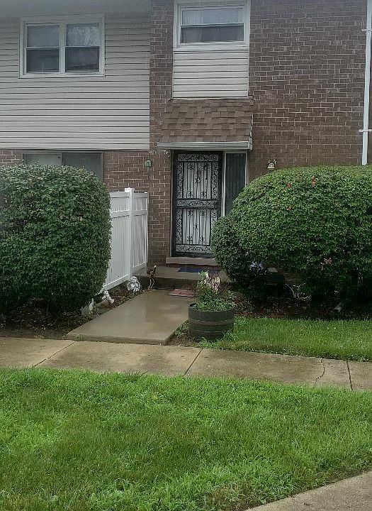 1st image of 836 White Oak Ln