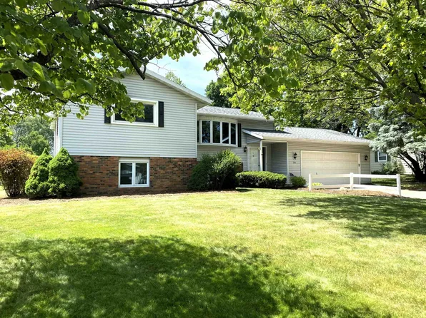 210 Avalon Dr, Columbus, WI 53925
