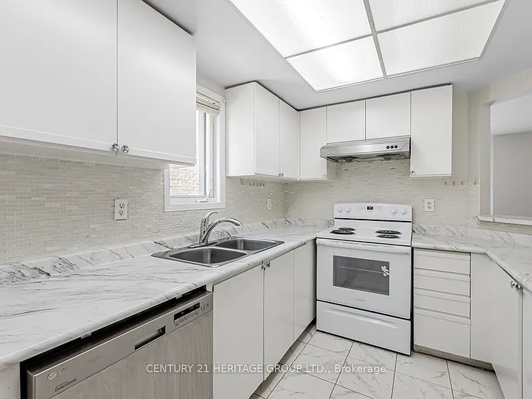 5602 Cortina Cres — Photo 8
