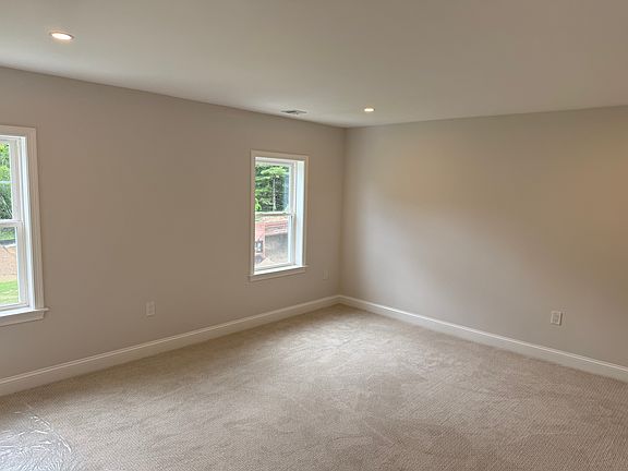 4th image of 267 Blackstone St