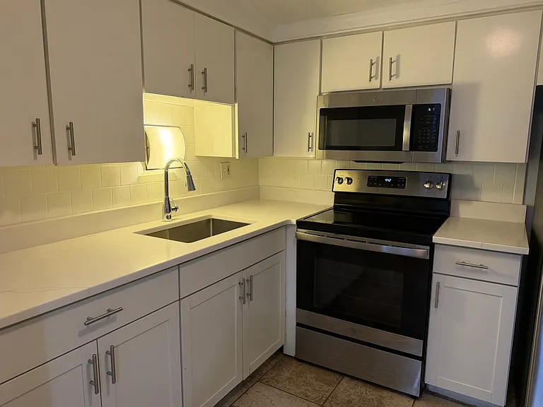 24 Spencer Rd #14N — Photo 5