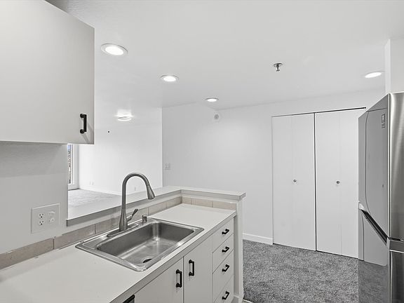 5th image of 121 Vine St Unit 2004
