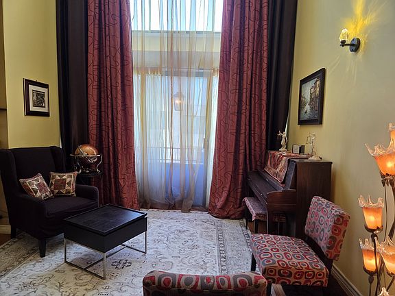 Sitting area with pano