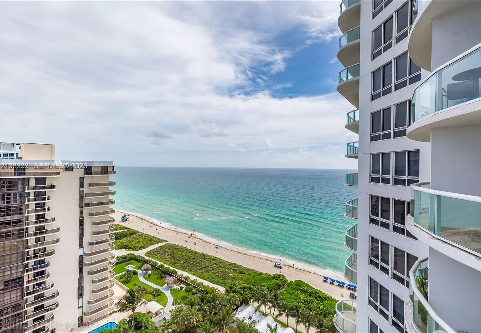 Akoya Condo — Photo 2