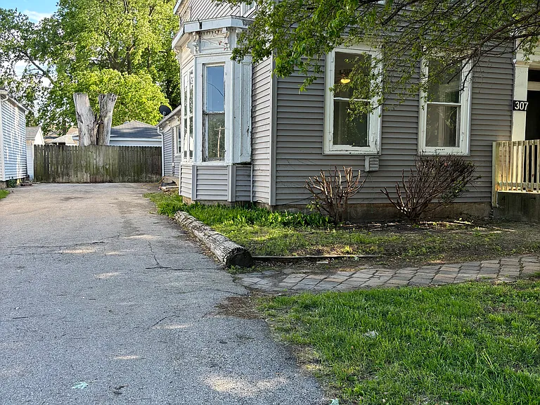307 E Superior St — Photo 3