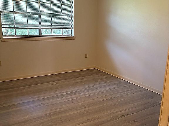 5th image of 2046 Oak Grove Dr