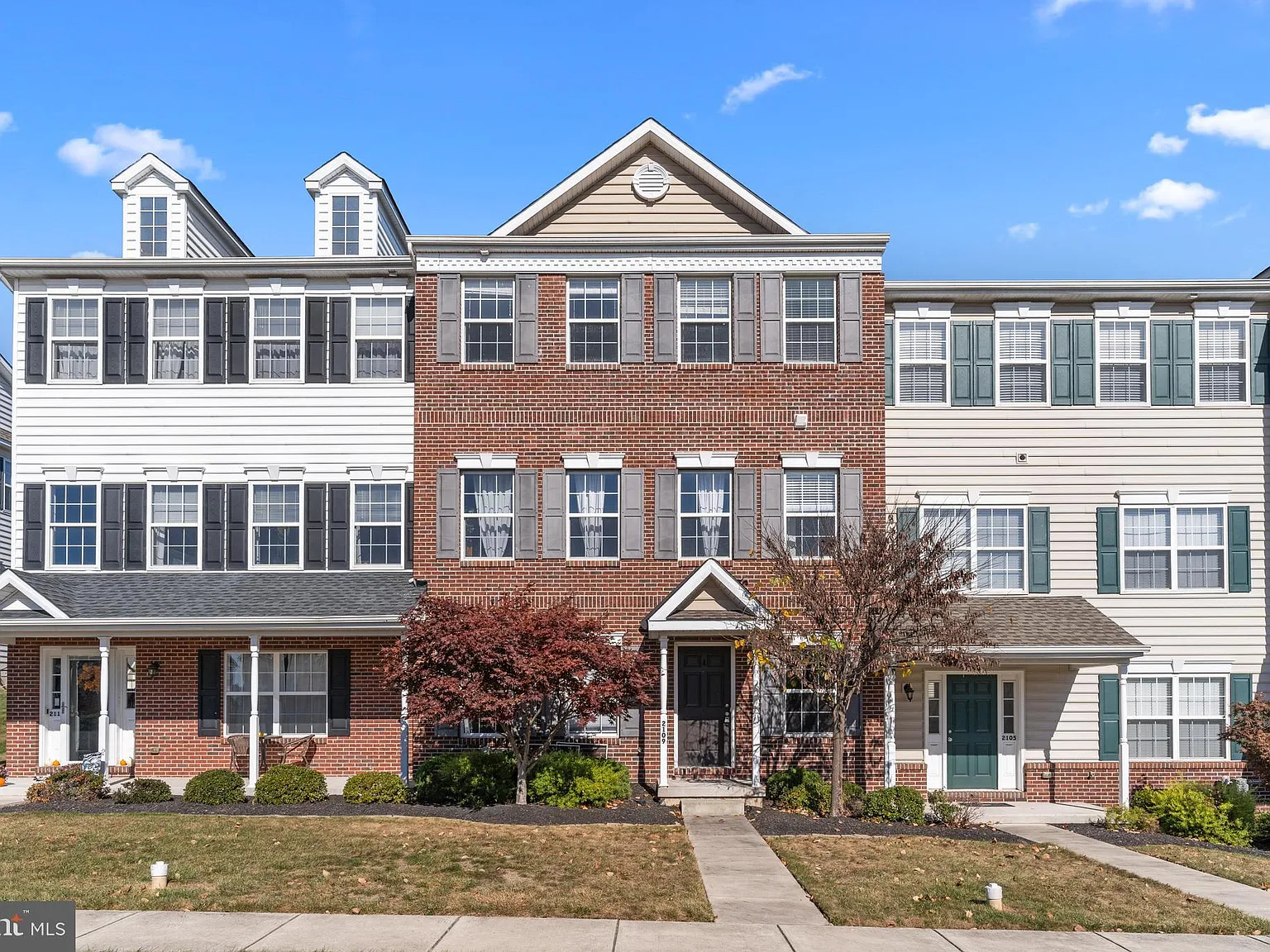 3 bed, 2.5 bath, 2088 sqft, $2,800 — Photo 1