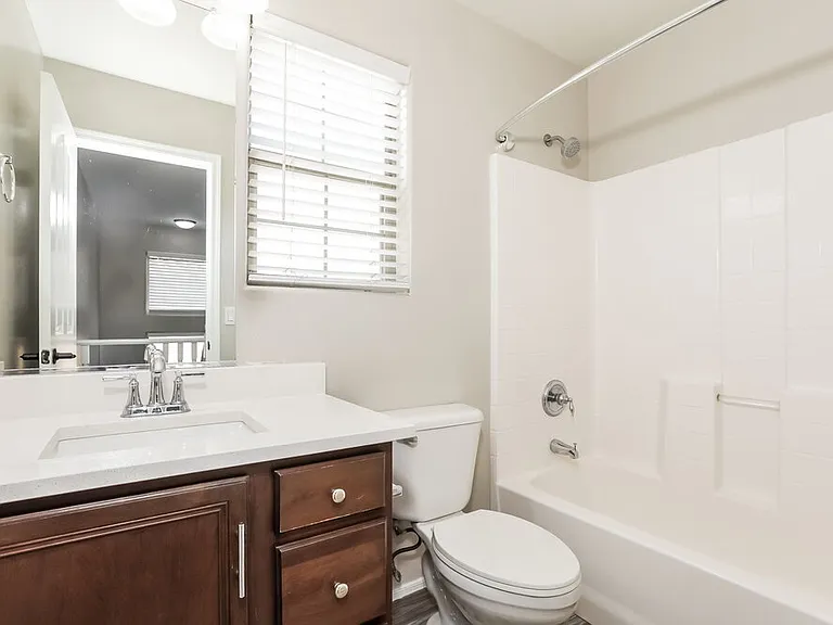 3348 E Franklin Ave — Photo 16