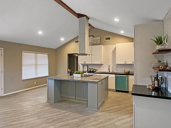 2nd image of 3817 Parkwood Dr