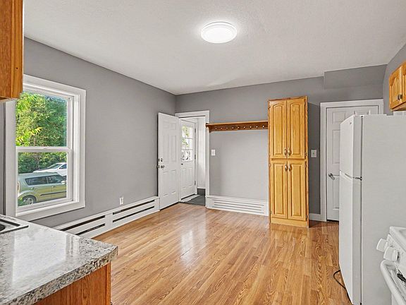 3rd image of 2600 University Ave NE