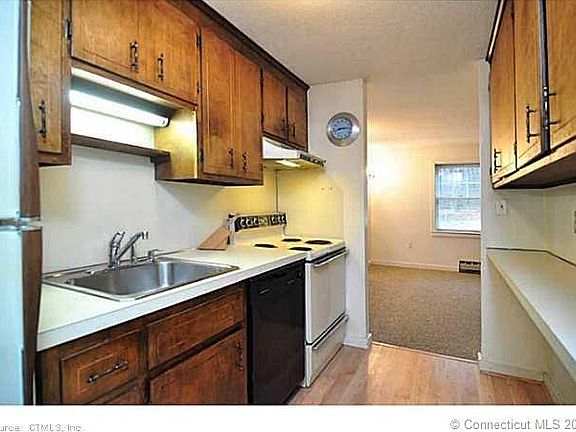 3rd image of 37 Wolcott Dr