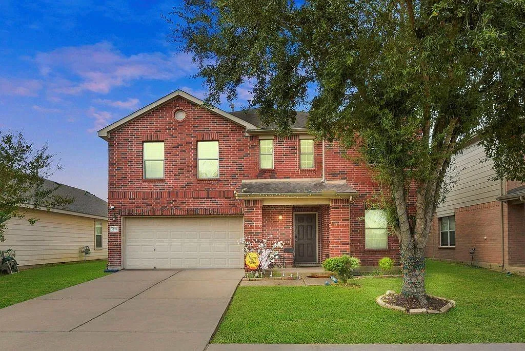 3 bed, 2.5 bath, 2868 sqft, $2,300 — Photo 1
