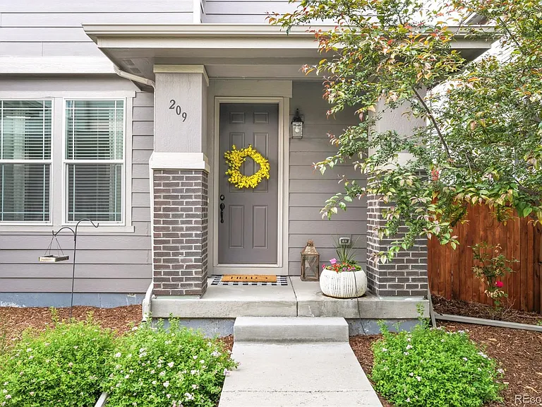 209 W Jamison Ct — Photo 2