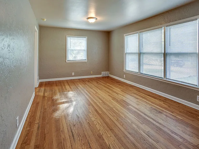 6020 Franklin St — Photo 5