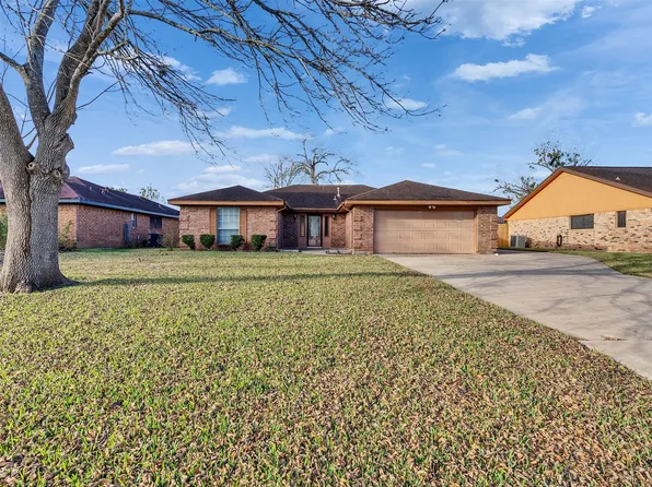 55 Sweetgum Ct, Lake Jackson, TX 77566