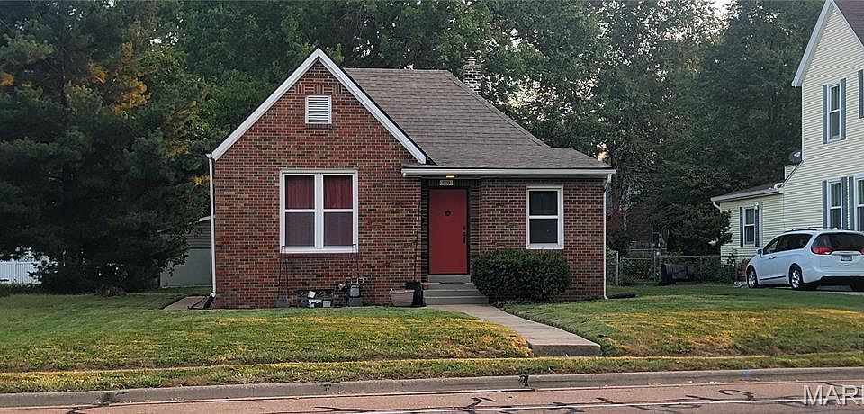 1st image of 909 W Main St