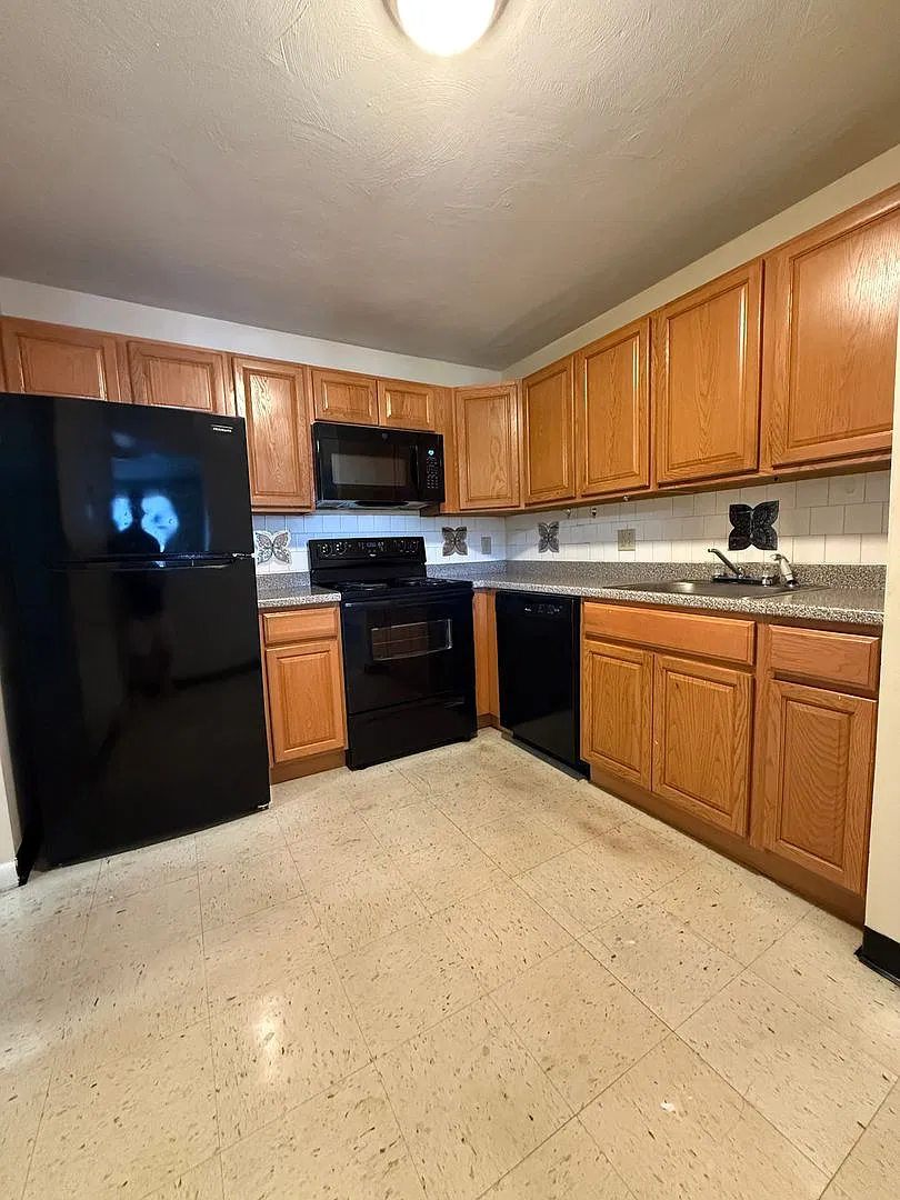 Renovated, Sunny and Spacious Leominster 2 Bed on Central Street. Available Now — Photo 1