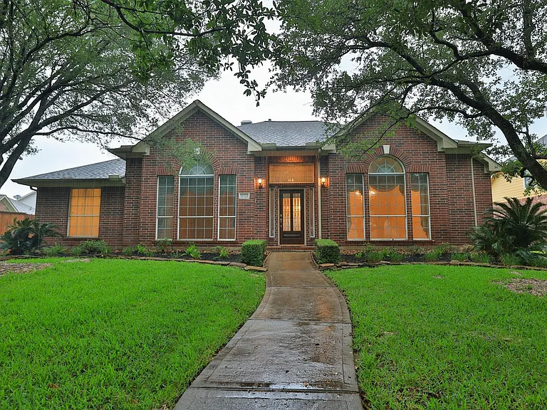17222 Leeside Dr — Photo 2