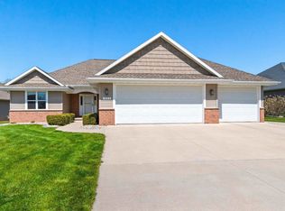 1923 Paris Ln, De Pere, WI 54115