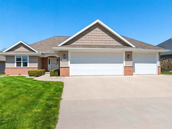1923 Paris Ln, De Pere, WI 54115