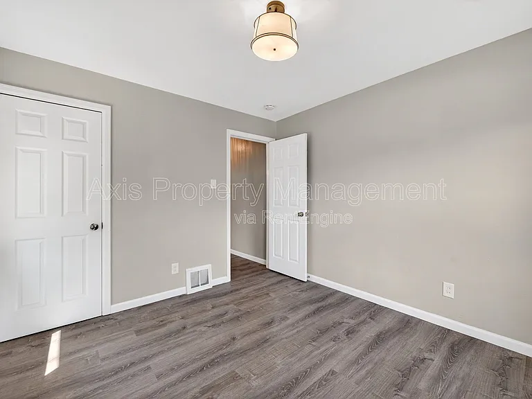 905 Russell Blvd — Photo 5