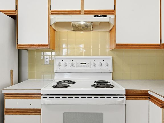 4th image of 13210 39a St NW
