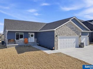 1116 Kantor Ln, Hickman, NE 68372