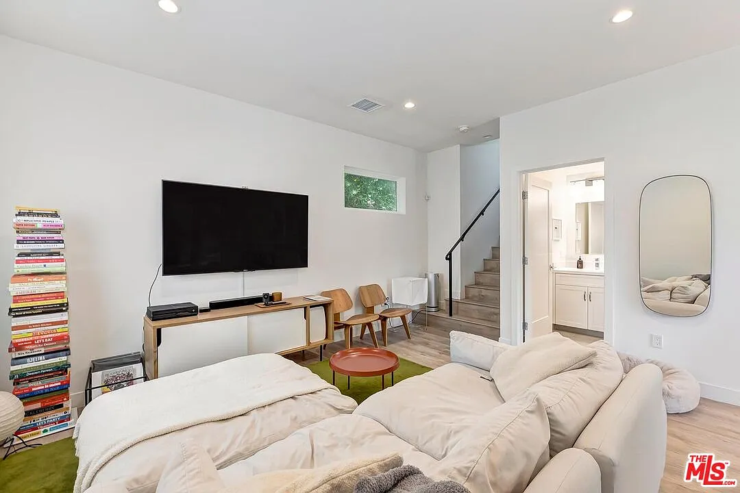 2 bed, 2.5 bath, 1200 sqft, $6,000 — Photo 3