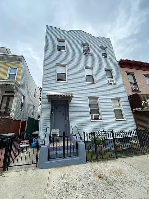 270 14th St photo 1