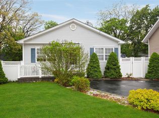 13 Edwin St, Bay Shore, NY 11706
