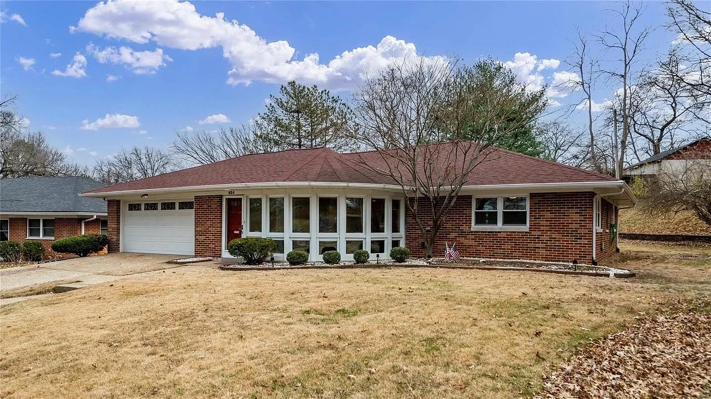 934 Briarwood Ln — Photo 1