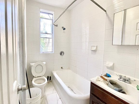 4th image of 2500 Webb Ave #2J
