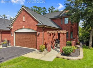 3565 Bay Harbor Dr, Brighton, MI 48114
