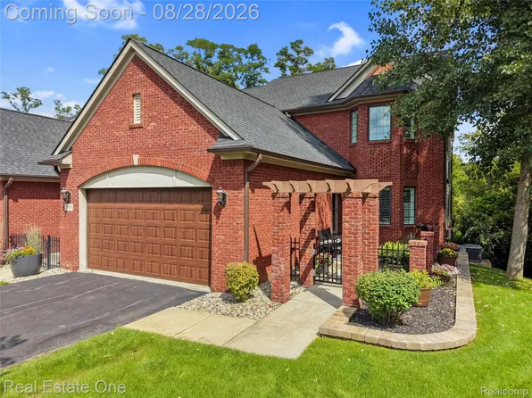 3565 Bay Harbor Dr, Brighton, MI 48114