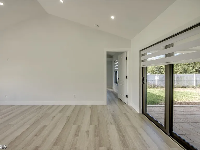 412 NE 17th Pl — Photo 5