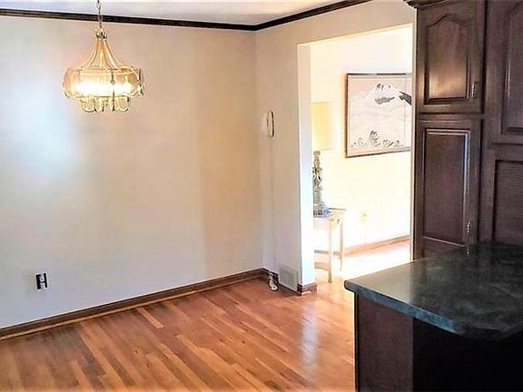4th image of 303 Holly Hill Dr