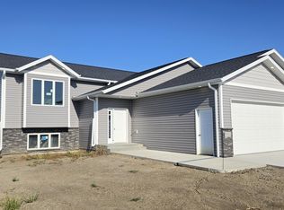 5322 Titanium Dr, Bismarck, ND 58503