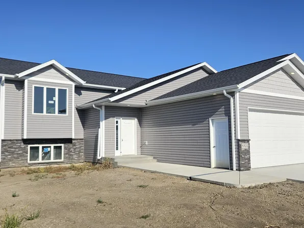 5322 Titanium Dr, Bismarck, ND 58503