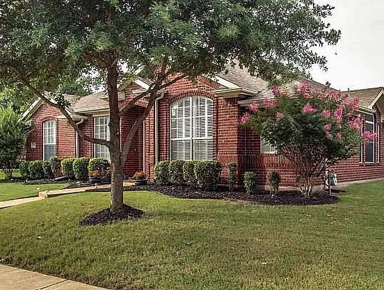 1216 Valley Oaks Dr — Photo 2