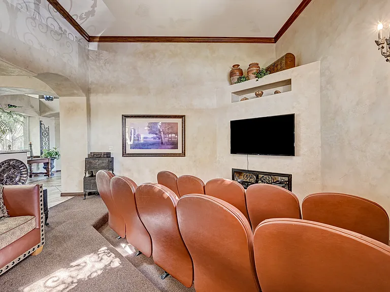 Borgata Condominiums — Photo 10