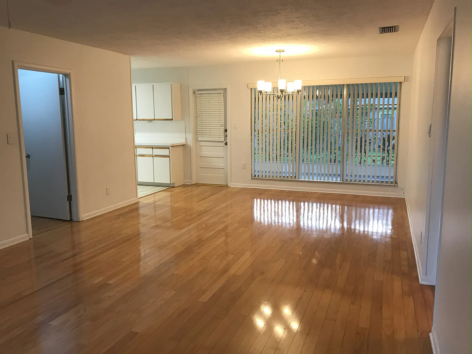 3 bed, 1215 sqft, $2,600 — Photo 2
